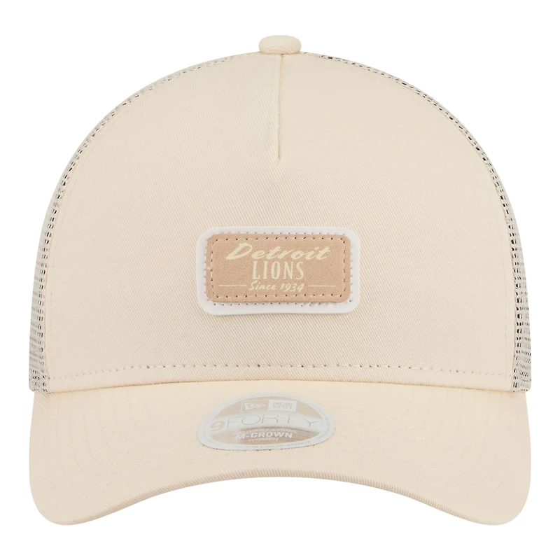 Casquette trucker New Era 9FORTY pour femme, couleur crème, avec écusson Detroit Lions et calotte M-Crown. Modèle ajustable.