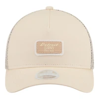 Casquette trucker New Era 9FORTY pour femme, couleur crème, avec écusson Detroit Lions et calotte M-Crown. Modèle ajustable.