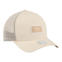 Casquette trucker New Era 9FORTY pour femme, couleur crème, avec écusson Detroit Lions et calotte M-Crown. Modèle ajustable.
