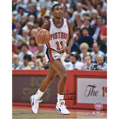 Photo dédicacée d'Isiah Thomas (Detroit Pistons) en train de dribbler, 40 x 50 cm (16 x 20 pouces), vêtu de blanc