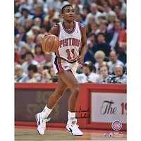 Photo dédicacée d'Isiah Thomas (Detroit Pistons) en train de dribbler, 40 x 50 cm (16 x 20 pouces), vêtu de blanc