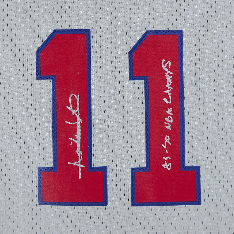 Maillot Swingman chromé Mitchell & Ness 1982 autographié par Isiah Thomas des Detroit Pistons, avec inscription « Champions NBA 89-90 ».