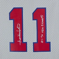 Maillot Swingman chromé Mitchell & Ness 1982 autographié par Isiah Thomas des Detroit Pistons, avec inscription « Champions NBA 89-90 ».