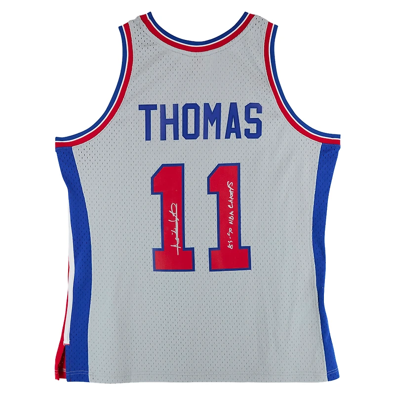 Maillot Swingman chromé Mitchell & Ness 1982 autographié par Isiah Thomas des Detroit Pistons, avec inscription « Champions NBA 89-90 ».