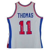 Maillot Swingman chromé Mitchell & Ness 1982 autographié par Isiah Thomas des Detroit Pistons, avec inscription « Champions NBA 89-90 ».