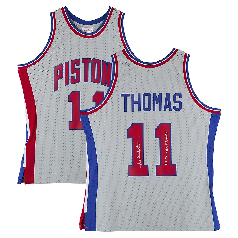 Maillot Swingman chromé Mitchell & Ness 1982 autographié par Isiah Thomas des Detroit Pistons, avec inscription « Champions NBA 89-90 ».