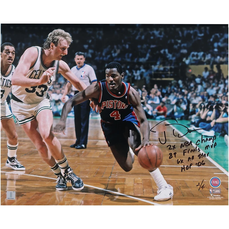 Photo dédicacée de Joe Dumars (Detroit Pistons) en plein dribble face à Larry Bird (40,6 x 50,8 cm) avec plusieurs inscriptions - Édition limitée à 4 exemplaires
