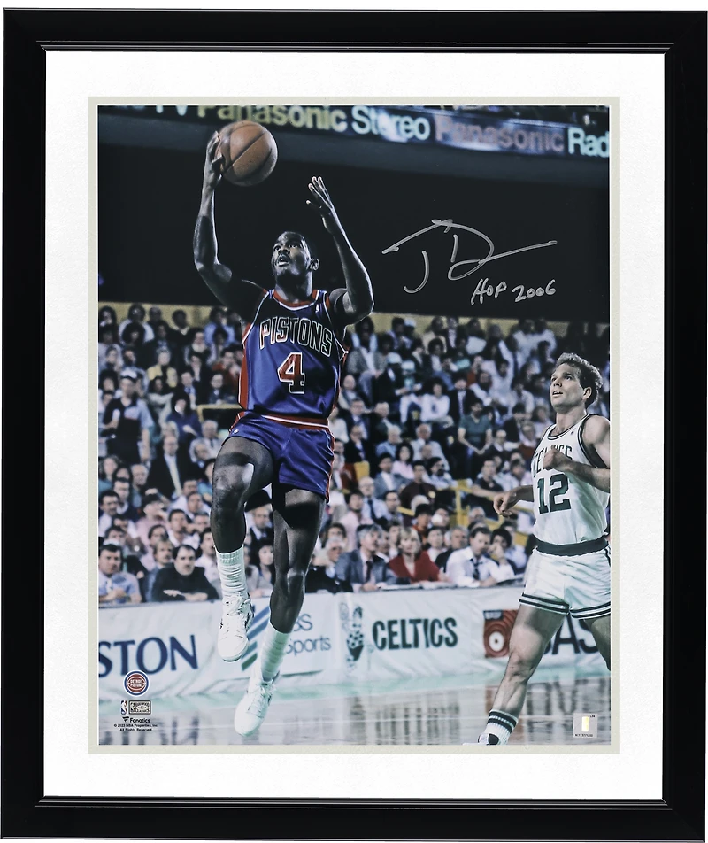 Photo dédicacée de Joe Dumars (Detroit Pistons) - 40,6 x 50,8 cm (16 x 20 pouces) - Layup contre les Boston Celtics - avec inscription « HOF 2006 ».