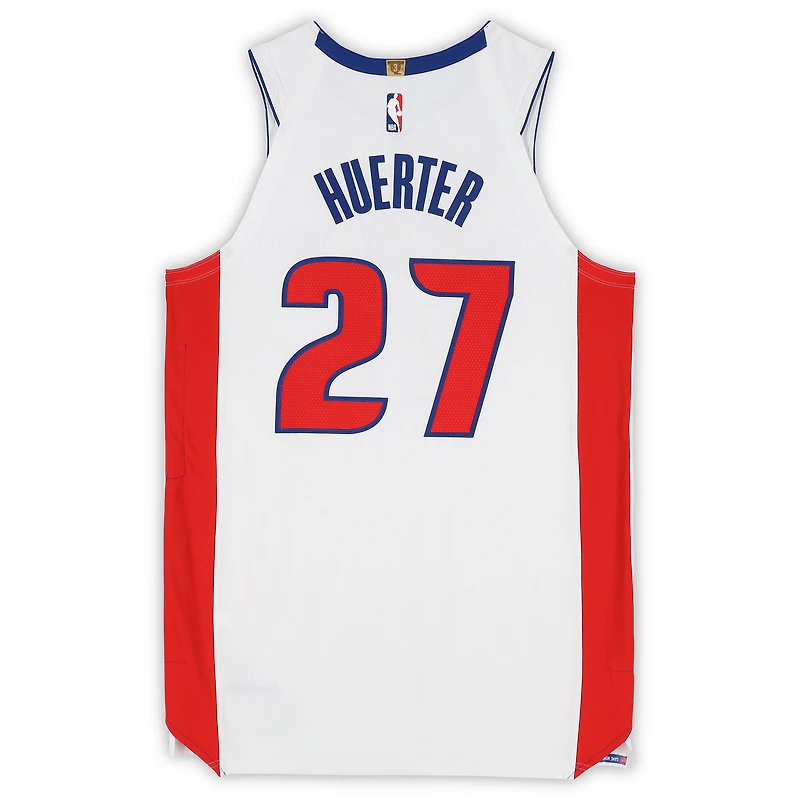 Maillot blanc Nike porté par Kevin Huerter (Detroit Pistons) n° 27 lors du match contre le Orlando Magic le 22 avril 2026 - Taille 50+4