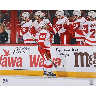 Photo autographiée d'Alex DeBrincat, joueur des Red Wings de Détroit, format 40,6 x 50,8 cm (16 x 20 pouces), lors de son premier match avec les Red Wings. Inscription : « Début avec les Red Wings, le 12/10/23 ».