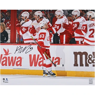 Photographie autographiée de 16" x 20" d'Alex DeBrincat pour les débuts des Red Wings de Detroit