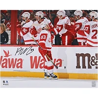 Photographie autographiée de 16" x 20" d'Alex DeBrincat pour les débuts des Red Wings de Detroit