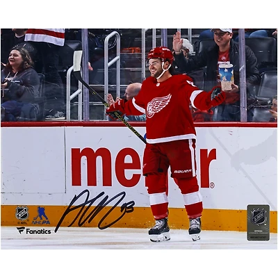 Maillot rouge autographié de 8" x 10" d'Alex DeBrincat des Red Wings de Detroit célébrant la victoire