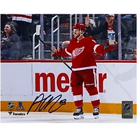 Maillot rouge autographié de 8" x 10" d'Alex DeBrincat des Red Wings de Detroit célébrant la victoire