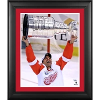Photo encadrée et autographiée de Chris Chelios, des Red Wings de Détroit, lors de la levée de la Coupe Stanley (40,6 x 50,8 cm).
