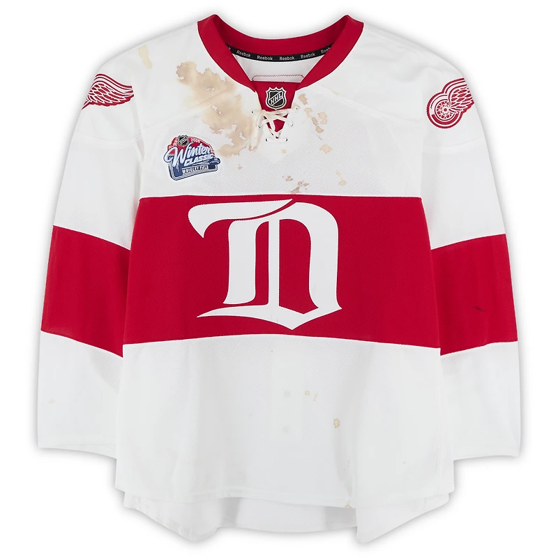 Maillot blanc Reebok n° 30 porté par Chris Osgood des Red Wings de Detroit lors du match d'entraînement contre les Blackhawks de Chicago le 1er janvier 2009 - Classique hivernale de la LNH - Porté pendant l'échauffement