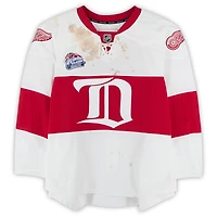 Maillot blanc Reebok n° 30 porté par Chris Osgood des Red Wings de Detroit lors du match d'entraînement contre les Blackhawks de Chicago le 1er janvier 2009 - Classique hivernale de la LNH - Porté pendant l'échauffement
