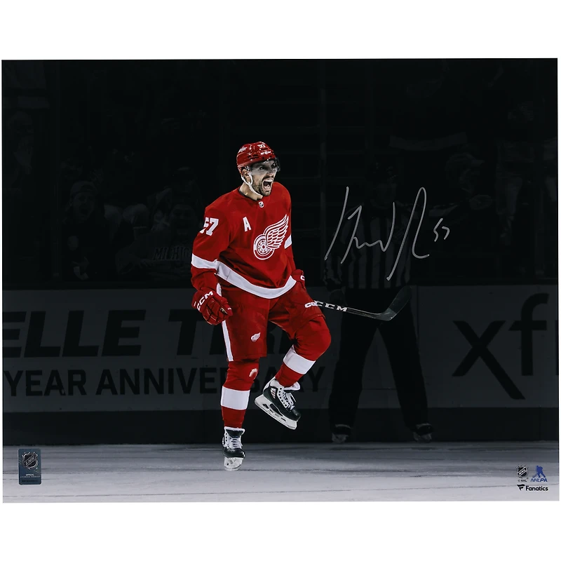 Photographie autographiée de 16" x 20" de David Perron, maillot rouge des Red Wings de Detroit, célébrant