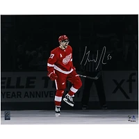 Photographie autographiée de 16" x 20" de David Perron, maillot rouge des Red Wings de Detroit, célébrant