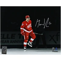 Photographie autographiée de 8" x 10" de David Perron, maillot rouge des Red Wings de Detroit, célébrant
