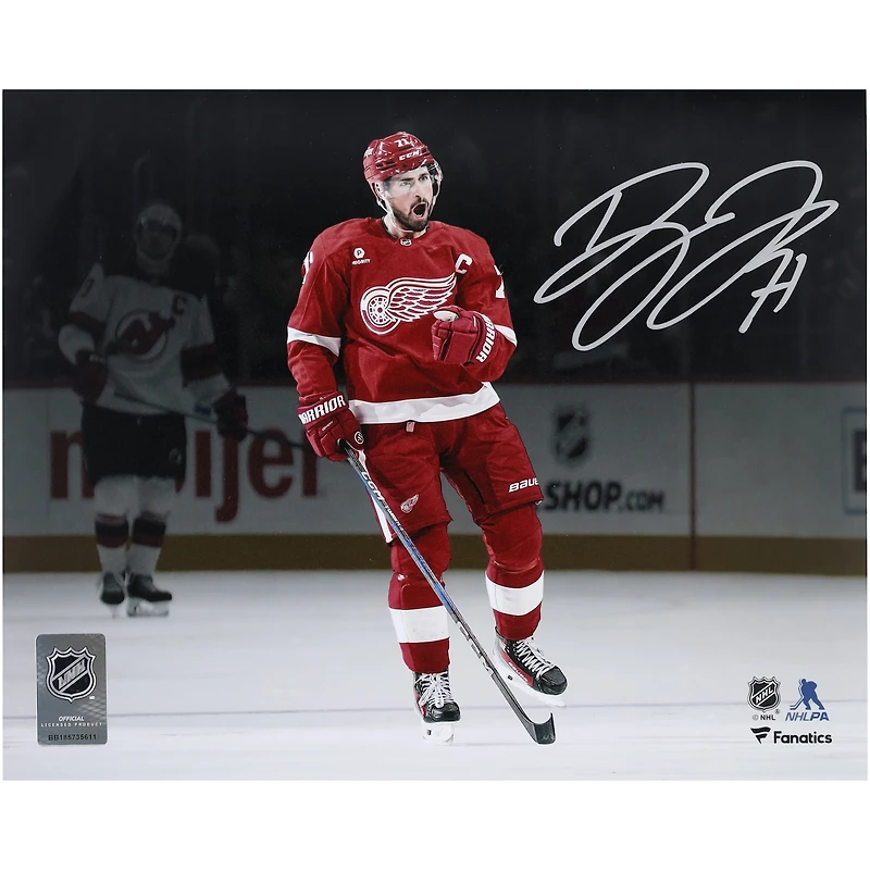 Photo de célébration de Dylan Larkin, joueur des Red Wings de Détroit, autographiée (8 x 10 pouces) : maillot rouge.