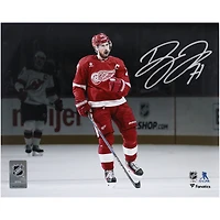 Photo de célébration de Dylan Larkin, joueur des Red Wings de Détroit, autographiée (8 x 10 pouces) : maillot rouge.