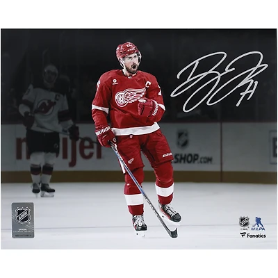 Photo de célébration de Dylan Larkin, joueur des Red Wings de Détroit, autographiée (8 x 10 pouces) : maillot rouge.