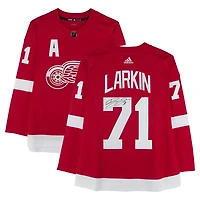 Maillot rouge adidas autographié par Dylan Larkin des Red Wings de Détroit avec écusson de capitaine adjoint