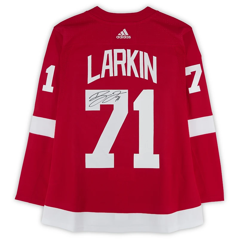 Maillot rouge adidas autographié par Dylan Larkin des Red Wings de Détroit avec écusson de capitaine adjoint