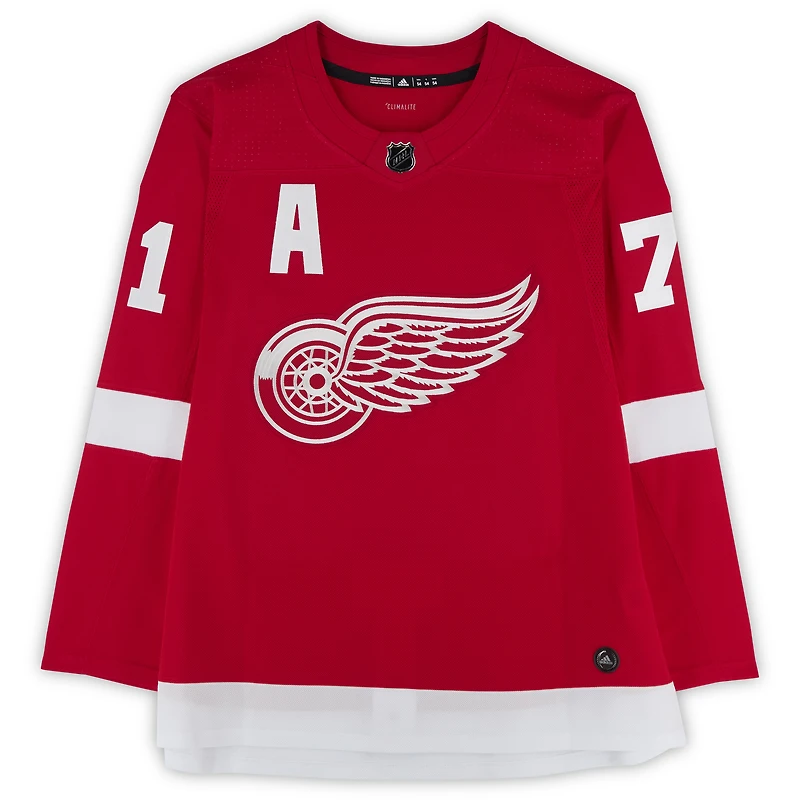 Maillot rouge adidas autographié par Dylan Larkin des Red Wings de Détroit avec écusson de capitaine adjoint