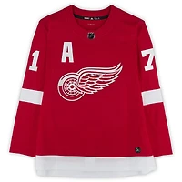 Maillot rouge adidas autographié par Dylan Larkin des Red Wings de Détroit avec écusson de capitaine adjoint