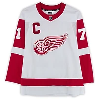 Maillot blanc adidas autographié par Dylan Larkin des Red Wings de Détroit avec écusson de capitaine