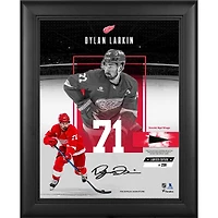 Collage encadré de Dylan Larkin, Red Wings de Detroit, reproduction de signature, 11" x 14", avec un morceau de rondelle utilisée lors du match - Édition limitée à 250 exemplaires