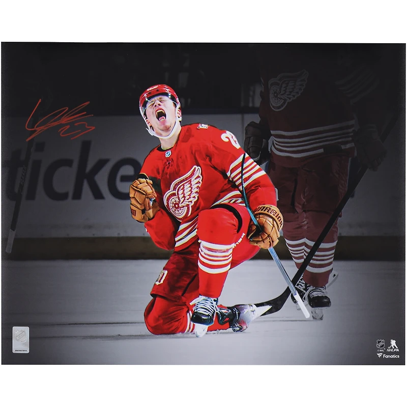 Photo dédicacée de Lucas Raymond, joueur des Red Wings de Détroit, pour la célébration de son 100e but (16 x 20 pouces).