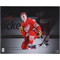 Photo dédicacée de Lucas Raymond, joueur des Red Wings de Détroit, pour la célébration de son 100e but (16 x 20 pouces).