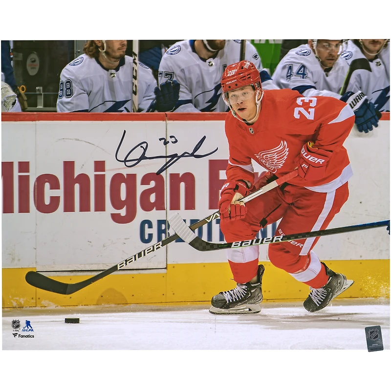 Photographie autographiée de 16'' x 20'' de Lucas Raymond pour ses débuts en patinage dans la LNH avec les Red Wings de Detroit