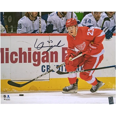 Photographie autographiée de 16'' x 20'' de Lucas Raymond pour ses débuts en patinage dans la LNH avec les Red Wings de Detroit