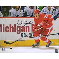 Photographie autographiée de 16'' x 20'' de Lucas Raymond pour ses débuts en patinage dans la LNH avec les Red Wings de Detroit