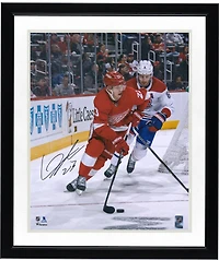 Photo de Lucas Raymond, joueur des Red Wings de Détroit, autographiée (maillot rouge 16" x 20") avec rondelle.