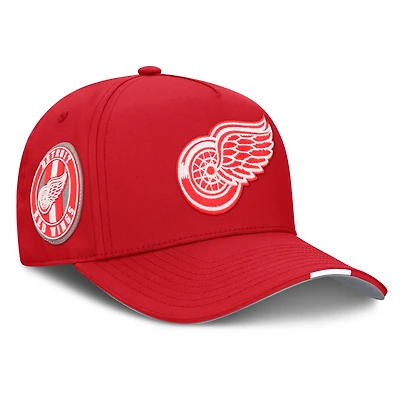 Casquette ajustable en forme de A authentique Pro On-Stage Podium des Red Wings de Detroit pour hommes, modèle rouge Fanatics, repêchage 2025 de la LNH