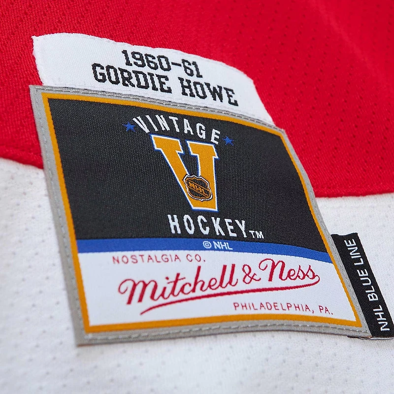 Maillot de joueur la ligne bleue Mitchell & Ness Gordie Howe Red Detroit Wings Captain Patch 1960/61 pour hommes
