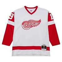 Maillot de joueur la ligne bleue Mitchell & Ness Steve Yzerman blanc des Red Wings Detroit 1983/84 pour hommes