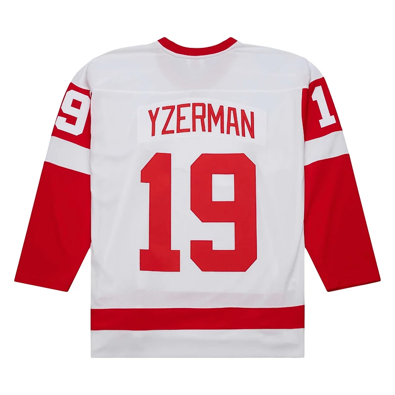 Maillot de joueur la ligne bleue Mitchell & Ness Steve Yzerman blanc des Red Wings Detroit 1983/84 pour hommes