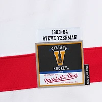 Maillot de joueur la ligne bleue Mitchell & Ness Steve Yzerman blanc des Red Wings Detroit 1983/84 pour hommes