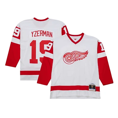 Maillot de joueur la ligne bleue Mitchell & Ness Steve Yzerman blanc des Red Wings Detroit 1983/84 pour hommes