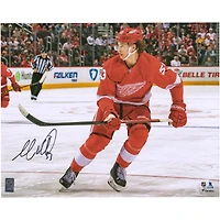 Photo de patinage autographiée de Moritz Seider, joueur des Red Wings de Détroit, en maillot rouge (40 x 50 cm).