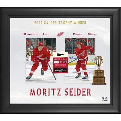Moritz Seider Detroit Red Wings encadré 15'' x 17'' Gagnant du trophée Calder 2022 avec un morceau de rondelle utilisée lors du match - Édition limitée à 553