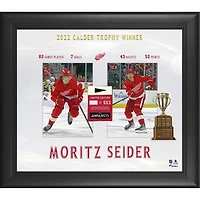 Moritz Seider Detroit Red Wings encadré 15'' x 17'' Gagnant du trophée Calder 2022 avec un morceau de rondelle utilisée lors du match - Édition limitée à 553