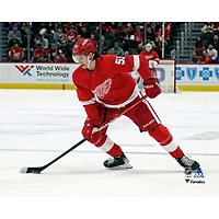 Photographie non signée de Moritz Seider des Red Wings Détroit manipulant la rondelle