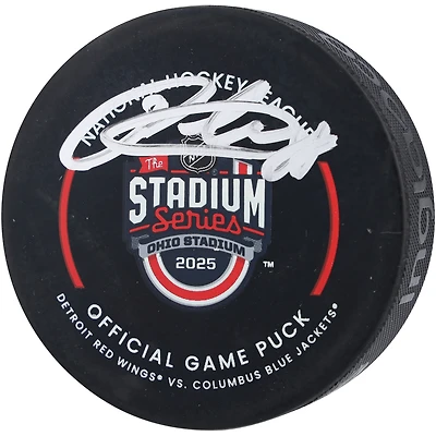 Rondelle de match officielle autographiée par Patrick Kane des Red Wings de Détroit pour la Stadium Series 2025